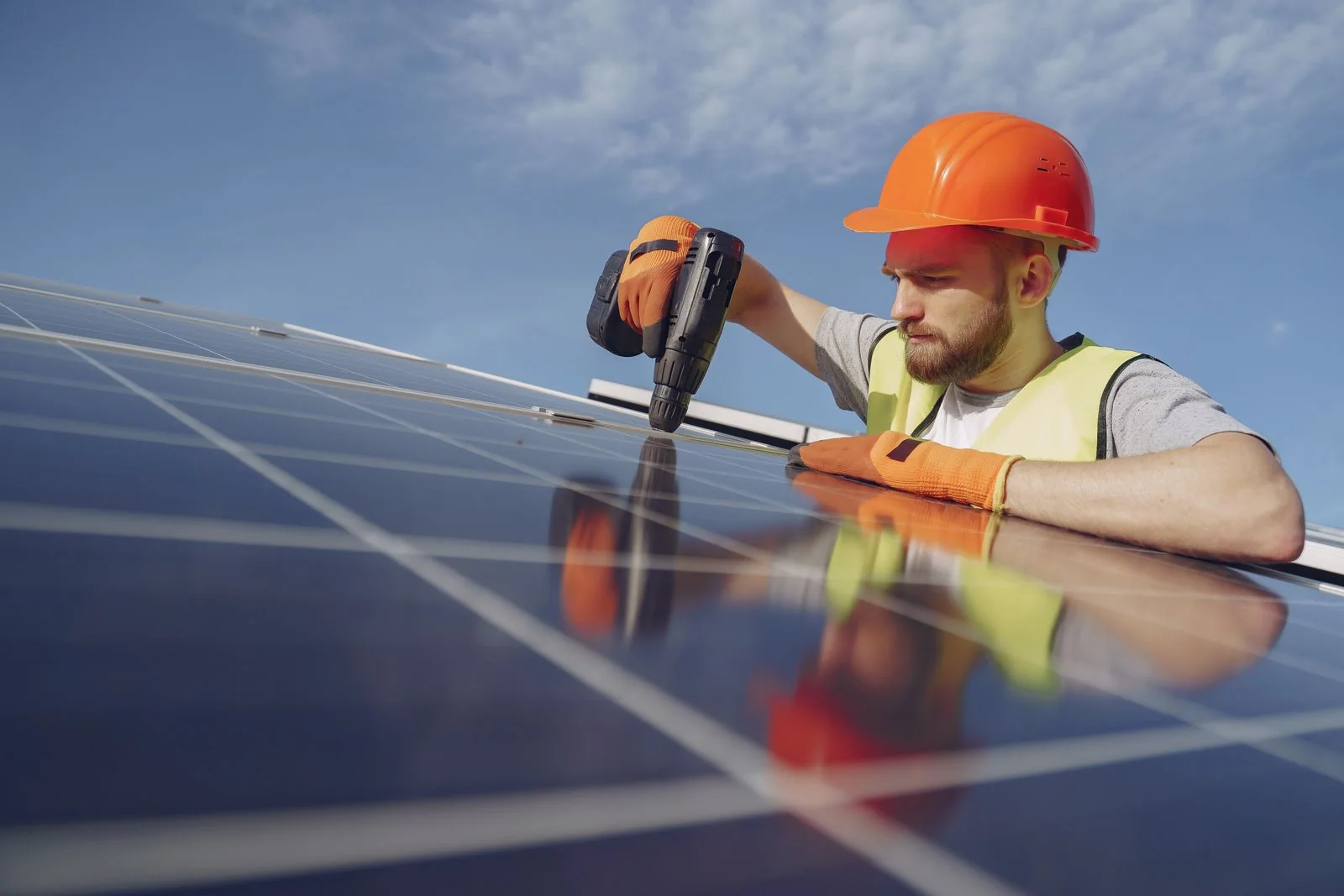 Fachkraft befestigt ein Solarmodul