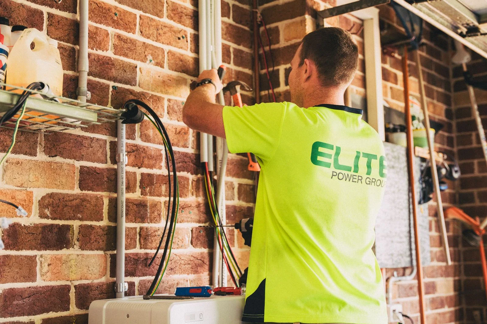 Elektriker installiert einen Stromspeicher im Wohnhaus