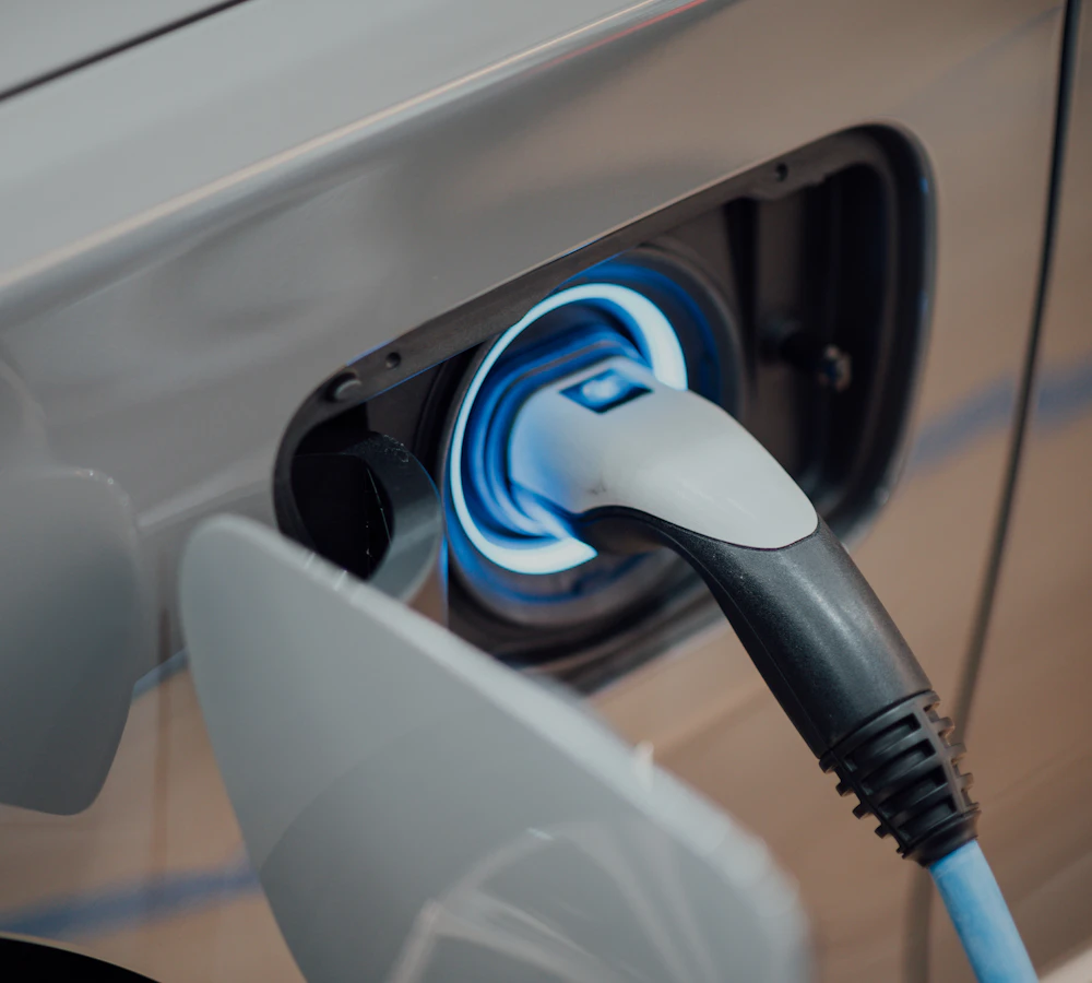 Ladekabel steckt im Elektroauto