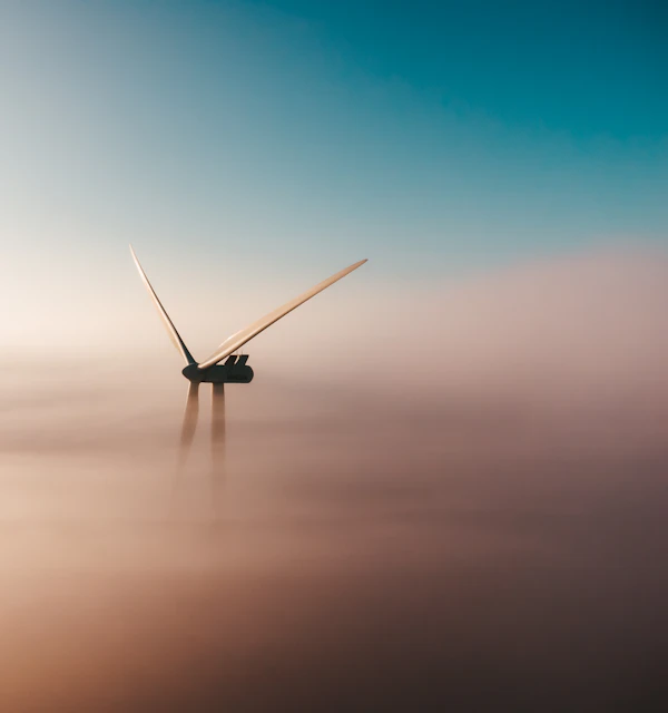 Windkraftanlage im Morgennebel